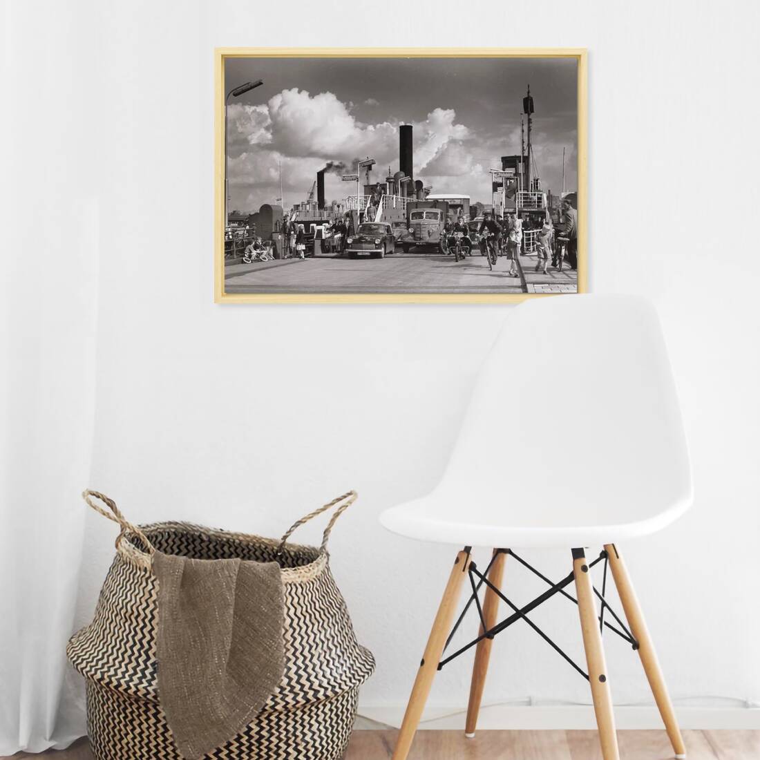 Zwart-witfoto uit 1956 van een IJ-pont van het GVB in Amsterdam. – canvas naturel baklijst in keuken