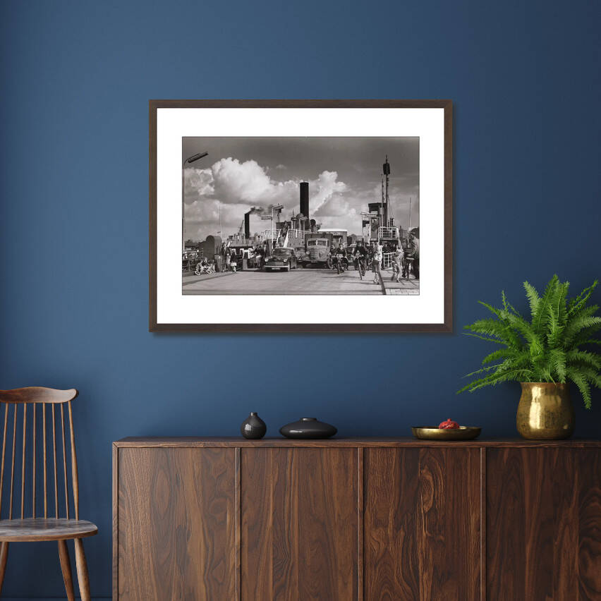 Zwart-witfoto uit 1956 van een IJ-pont van het GVB in Amsterdam. – donkerbruine wissellijst in woonkamer