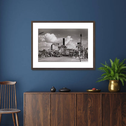 Zwart-witfoto uit 1956 van een IJ-pont van het GVB in Amsterdam. – donkerbruine wissellijst in woonkamer