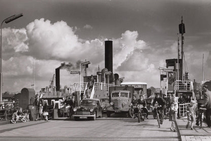 Zwart-witfoto uit 1956 van een IJ-pont van het GVB in Amsterdam.