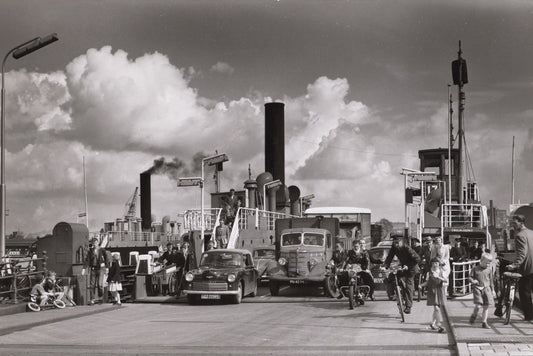 Zwart-witfoto uit 1956 van een IJ-pont van het GVB in Amsterdam.