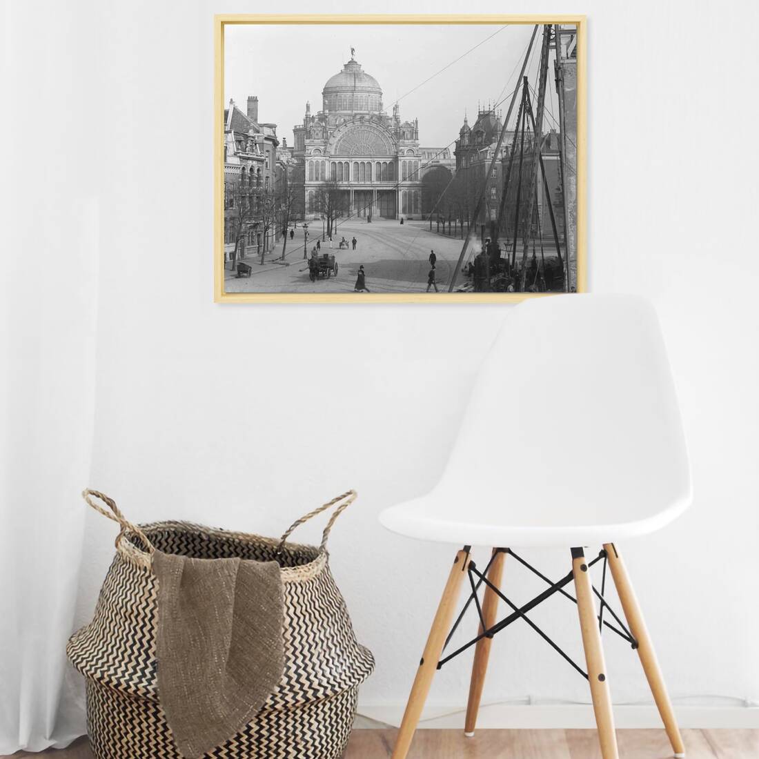 Zwart-witfoto uit 1892 van de Weteringschans in Amsterdam met het Paleis voor Volksvlijt op de achtergrond. – canvas naturel baklijst in keuken