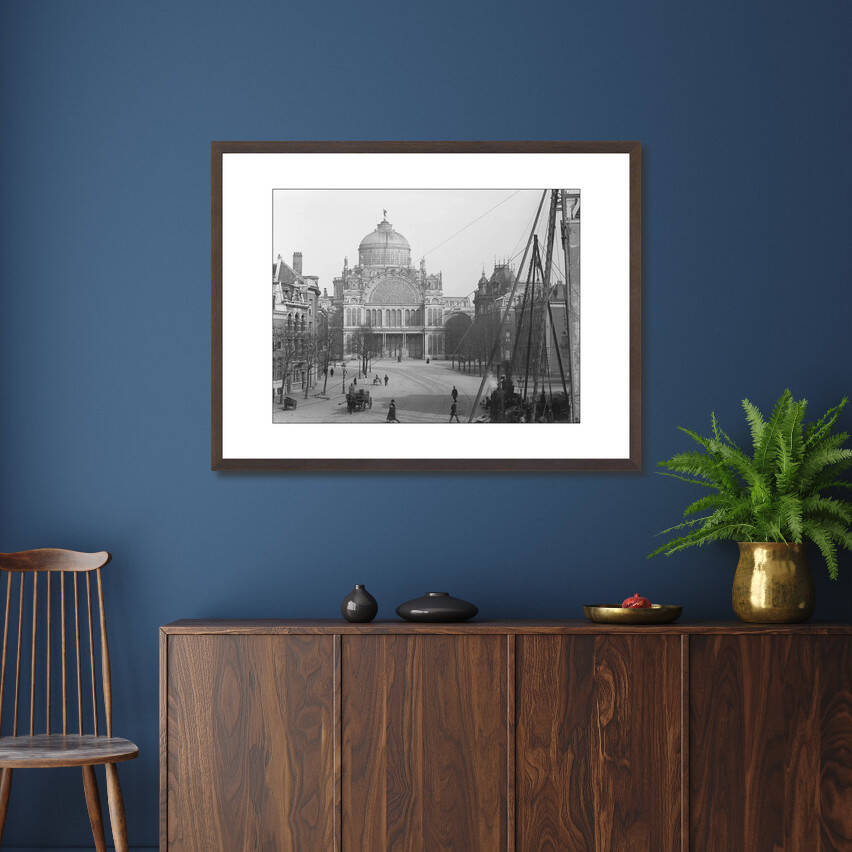Zwart-witfoto uit 1892 van de Weteringschans in Amsterdam met het Paleis voor Volksvlijt op de achtergrond. – donkerbruine wissellijst in woonkamer