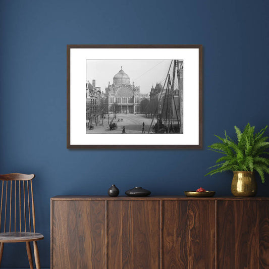 Zwart-witfoto uit 1892 van de Weteringschans in Amsterdam met het Paleis voor Volksvlijt op de achtergrond. – donkerbruine wissellijst in woonkamer