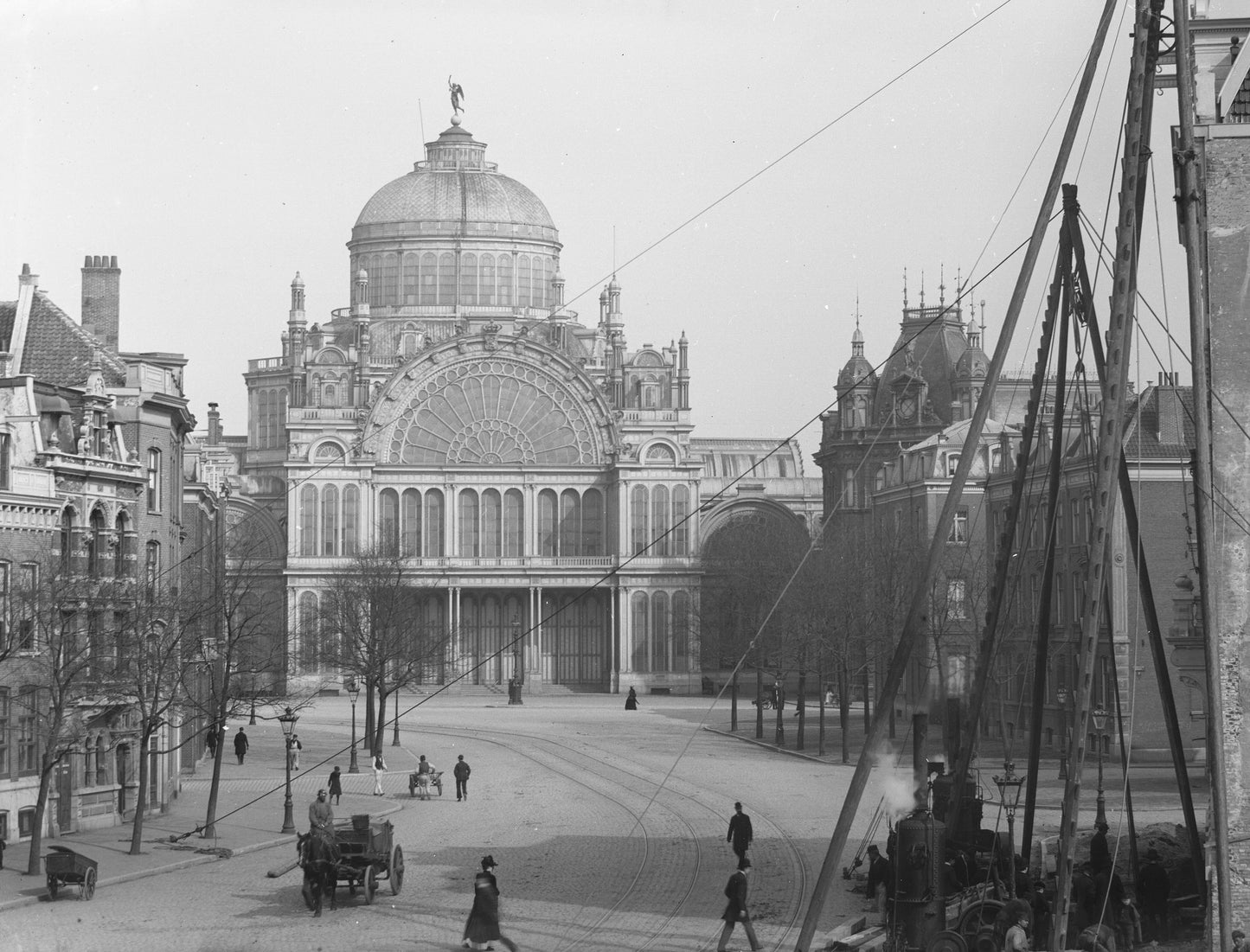 Zwart-witfoto uit 1892 van de Weteringschans in Amsterdam met het Paleis voor Volksvlijt op de achtergrond.