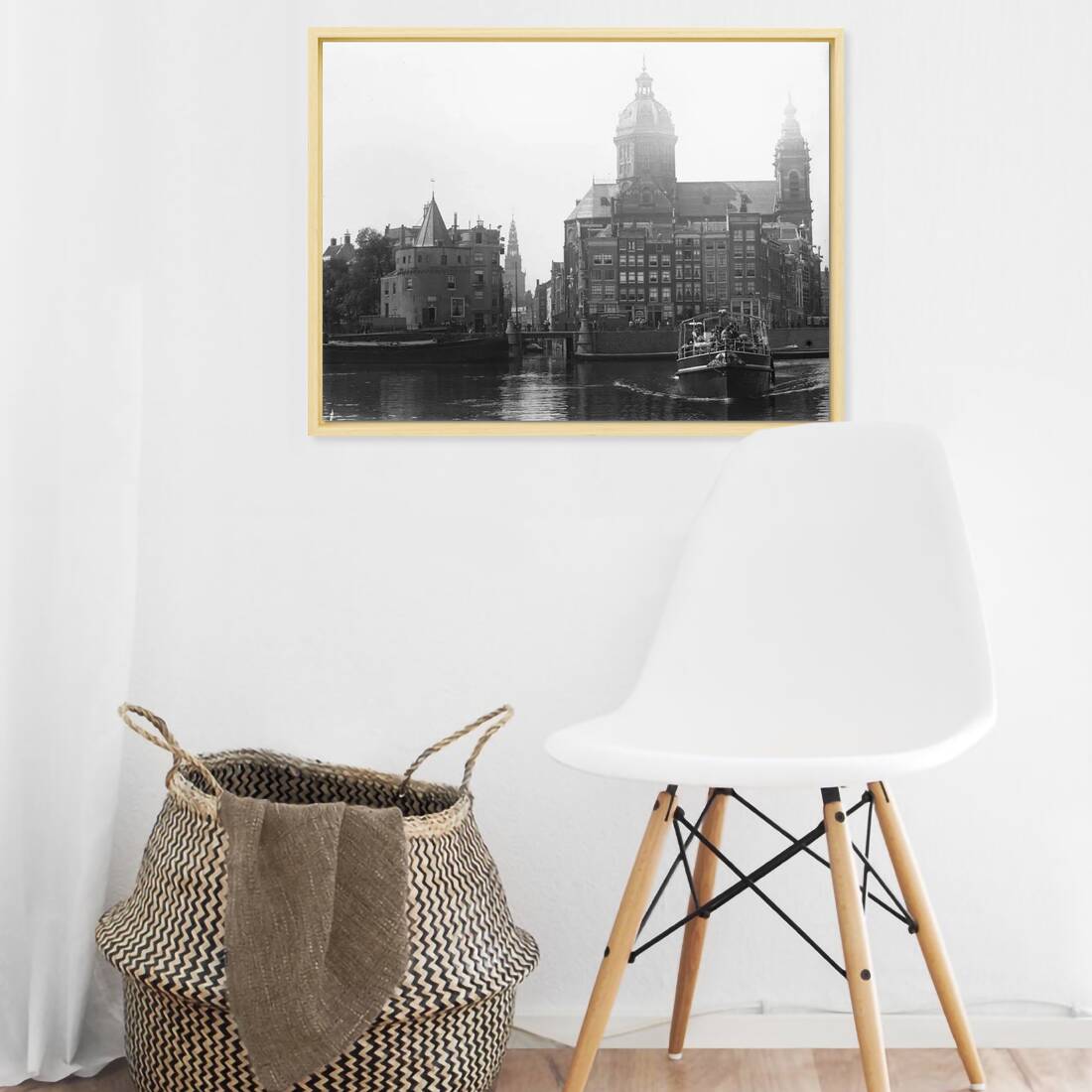 Zwart-witfoto uit 1897 van de Prins Hendrikkade in Amsterdam, gezien vanaf het Open Havenfront. – canvas naturel baklijst in keuken