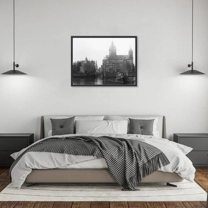 Zwart-witfoto uit 1897 van de Prins Hendrikkade in Amsterdam, gezien vanaf het Open Havenfront. – canvas zwarte baklijst in slaapkamer