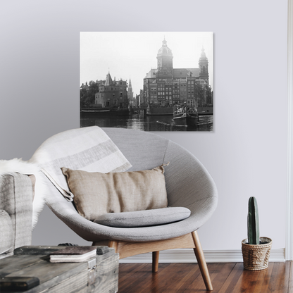 Zwart-witfoto uit 1897 van de Prins Hendrikkade in Amsterdam, gezien vanaf het Open Havenfront. – canvas zonder lijst in leeshoek