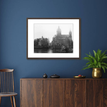 Zwart-witfoto uit 1897 van de Prins Hendrikkade in Amsterdam, gezien vanaf het Open Havenfront. – donkerbruine wissellijst in woonkamer