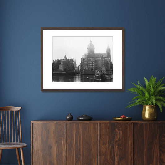 Zwart-witfoto uit 1897 van de Prins Hendrikkade in Amsterdam, gezien vanaf het Open Havenfront. – donkerbruine wissellijst in woonkamer
