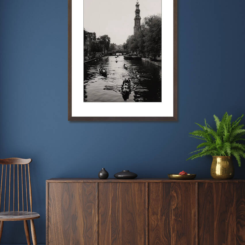 Zwart-witfoto uit 1955 van de Prinsengracht in Amsterdam met zicht op de Westerkerk. – donkerbruine wissellijst in woonkamer