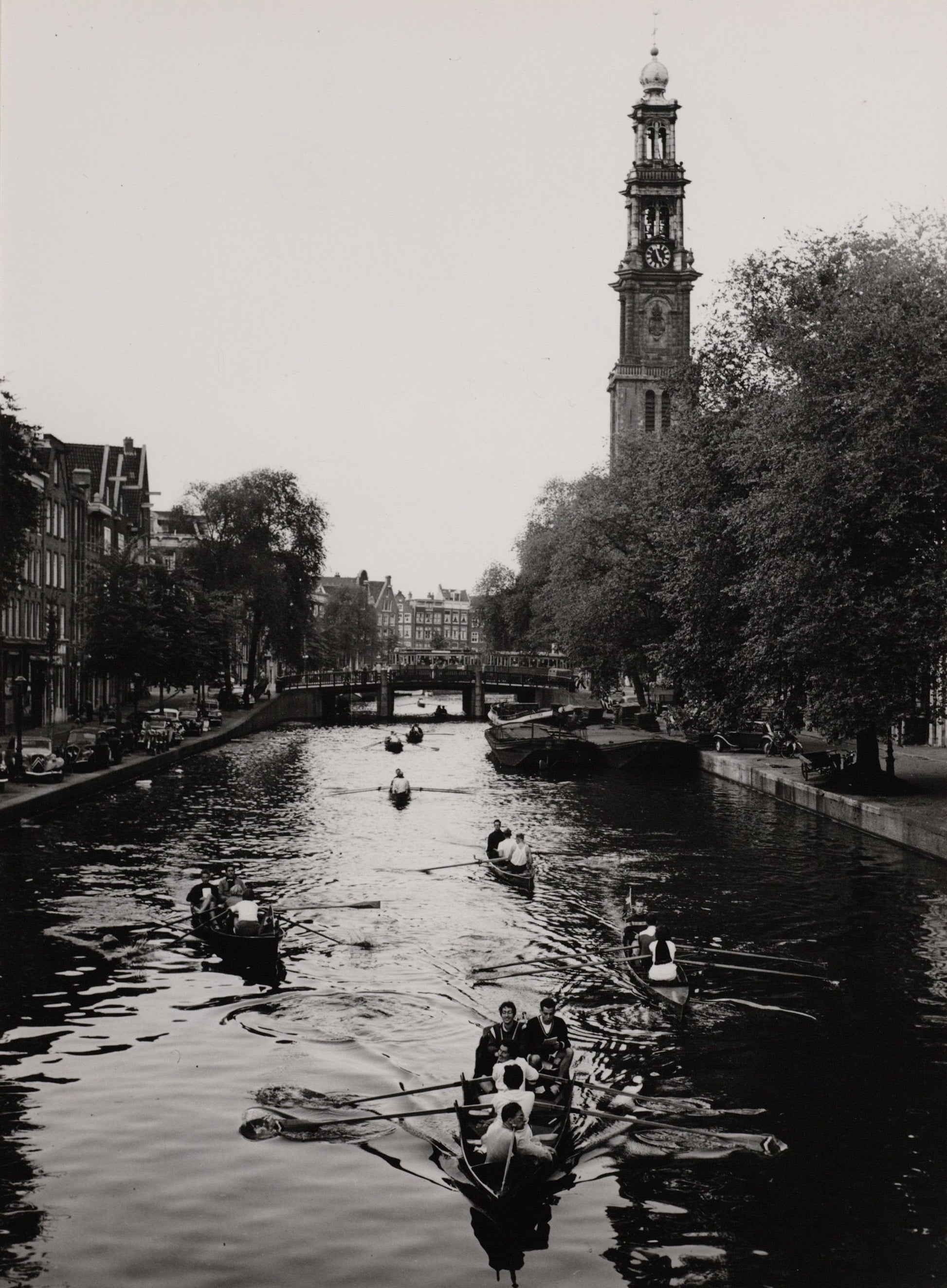 Zwart-witfoto uit 1955 van de Prinsengracht in Amsterdam met zicht op de Westerkerk.