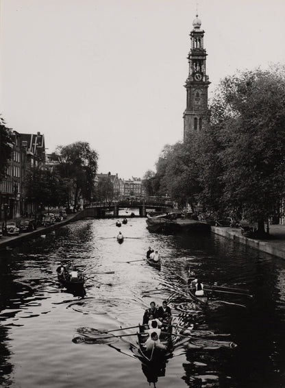 Zwart-witfoto uit 1955 van de Prinsengracht in Amsterdam met zicht op de Westerkerk.