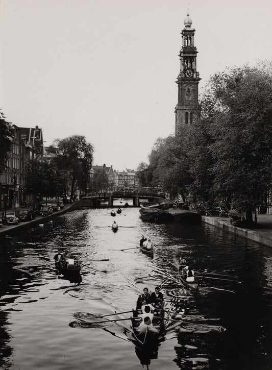 Zwart-witfoto uit 1955 van de Prinsengracht in Amsterdam met zicht op de Westerkerk.