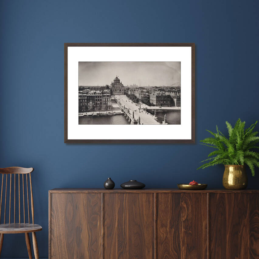 Zwart-witfoto uit omstreeks 1894 van het Paleis voor Volksvlijt aan het Frederiksplein in Amsterdam. – donkerbruine wissellijst in woonkamer