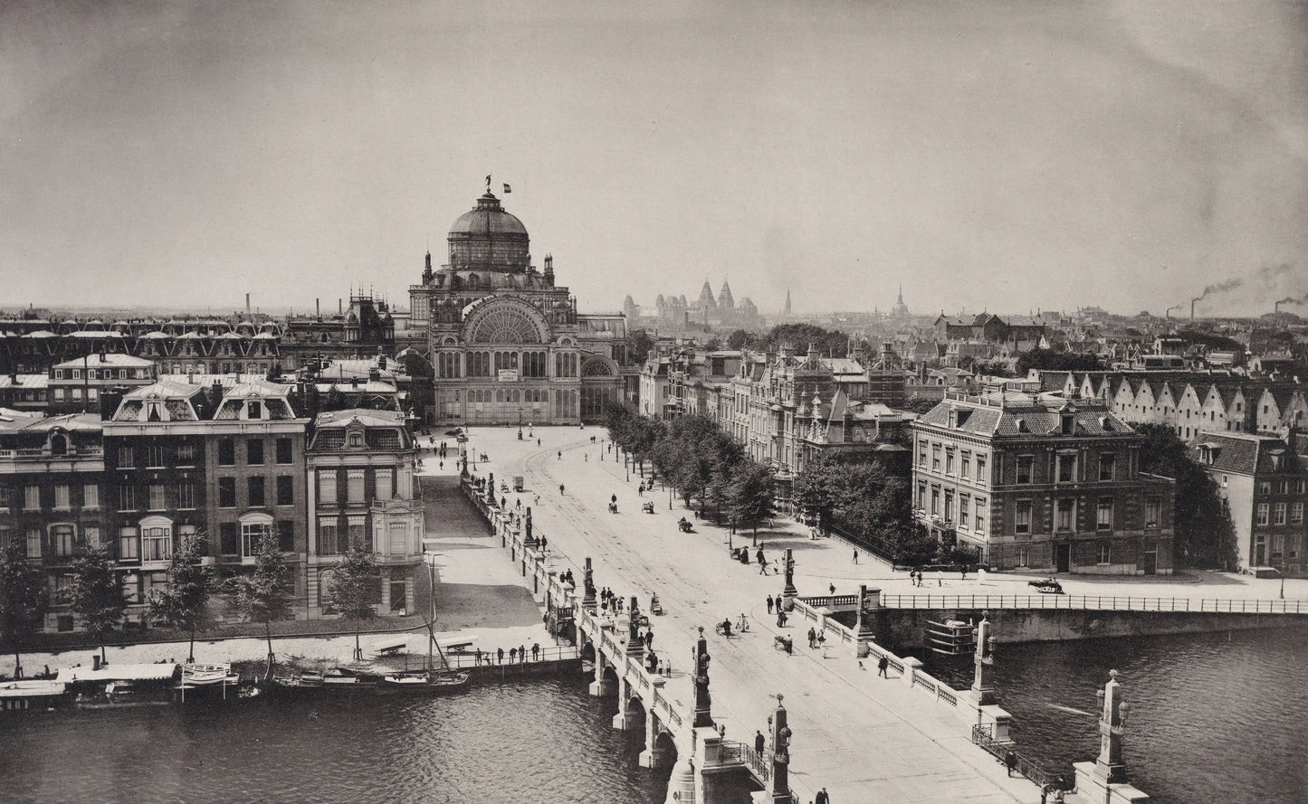 Zwart-witfoto uit omstreeks 1894 van het Paleis voor Volksvlijt aan het Frederiksplein in Amsterdam.