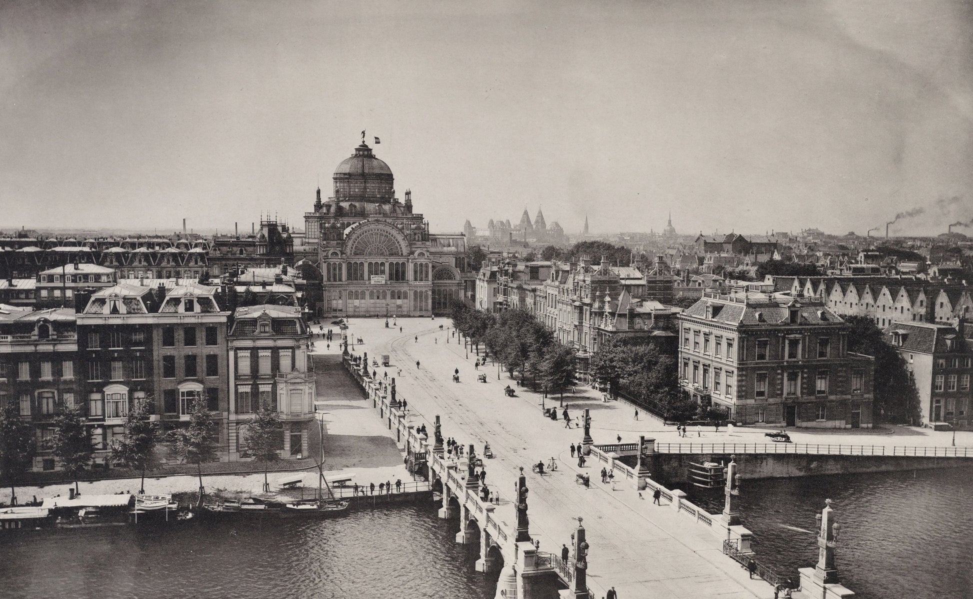 Zwart-witfoto uit omstreeks 1894 van het Paleis voor Volksvlijt aan het Frederiksplein in Amsterdam.