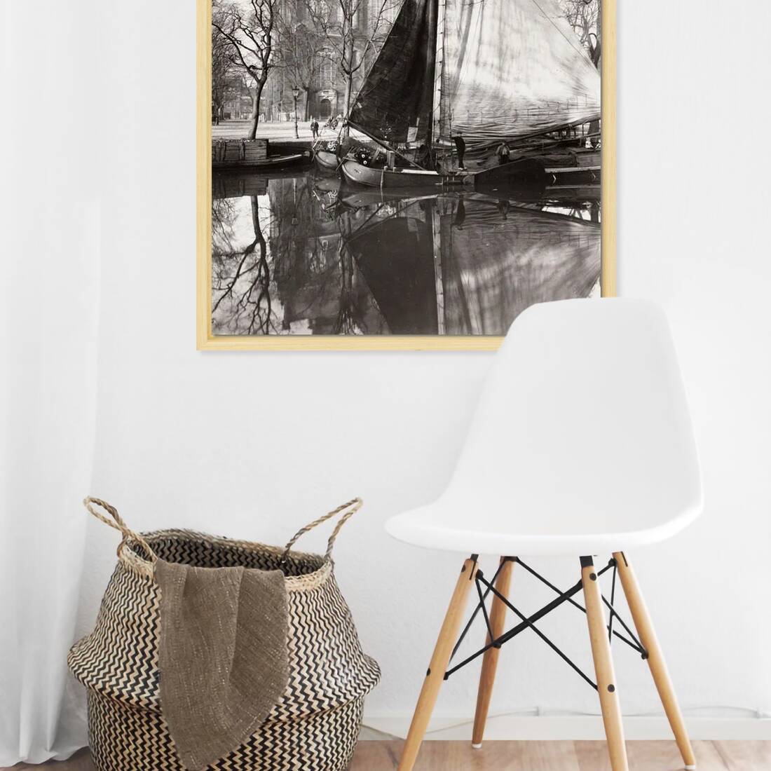 Zwart-witfoto uit omstreeks 1920 van de Westerkerk aan de Prinsengracht in Amsterdam met binnenvaartschepen. – canvas naturel baklijst in keuken
