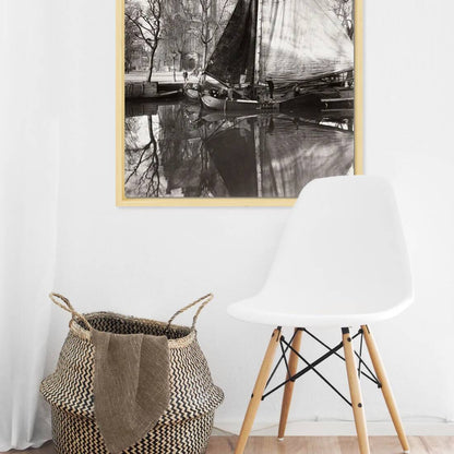 Zwart-witfoto uit omstreeks 1920 van de Westerkerk aan de Prinsengracht in Amsterdam met binnenvaartschepen. – canvas naturel baklijst in keuken