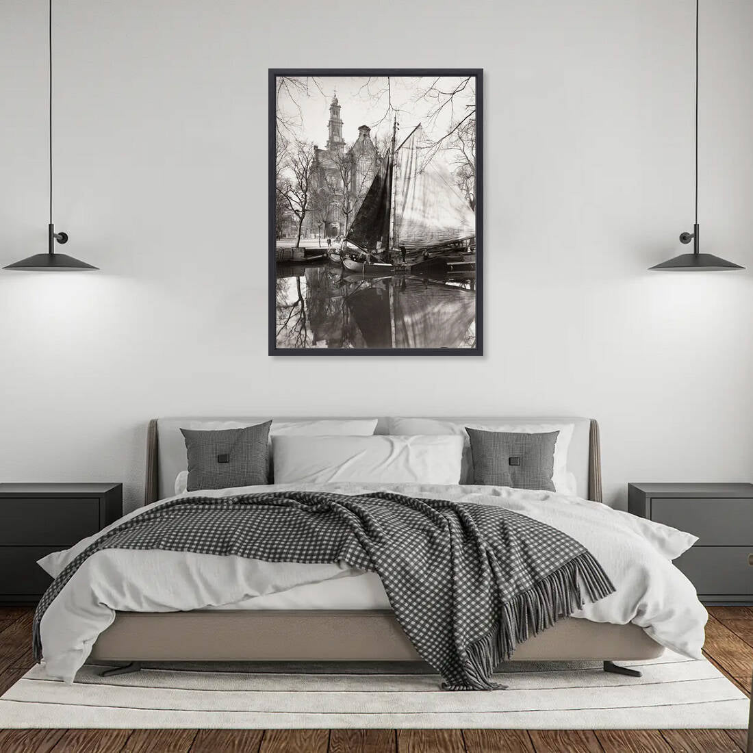 Zwart-witfoto uit omstreeks 1920 van de Westerkerk aan de Prinsengracht in Amsterdam met binnenvaartschepen. – canvas zwarte baklijst in slaapkamer