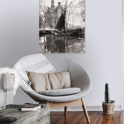 Zwart-witfoto uit omstreeks 1920 van de Westerkerk aan de Prinsengracht in Amsterdam met binnenvaartschepen. – canvas zonder lijst in leeshoek