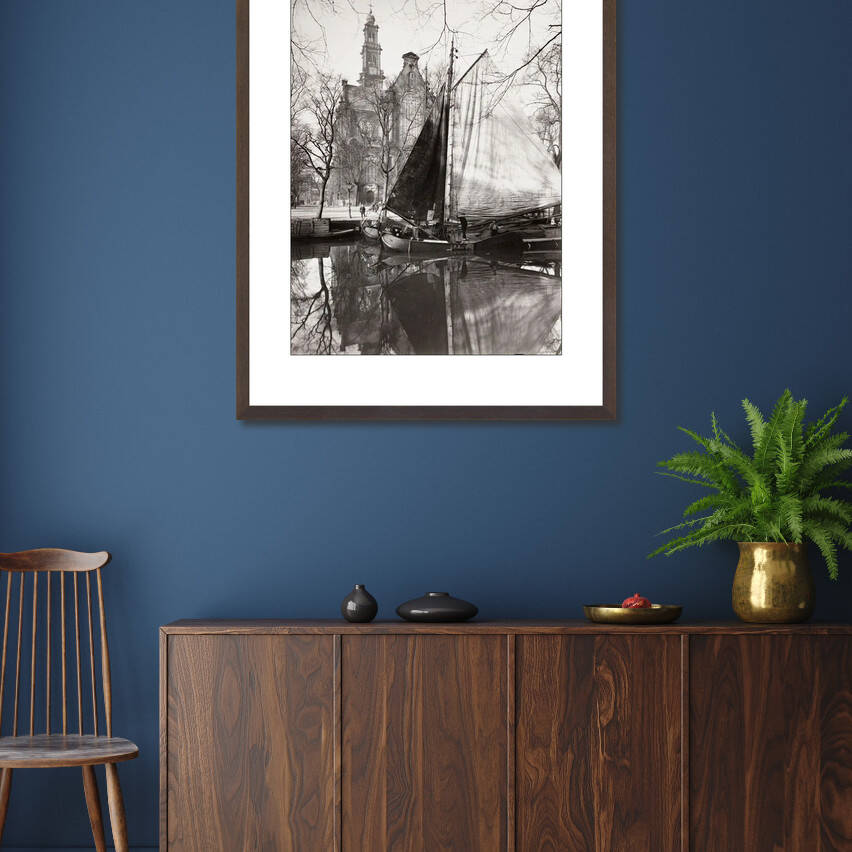 Zwart-witfoto uit omstreeks 1920 van de Westerkerk aan de Prinsengracht in Amsterdam met binnenvaartschepen. – donkerbruine wissellijst in woonkamer