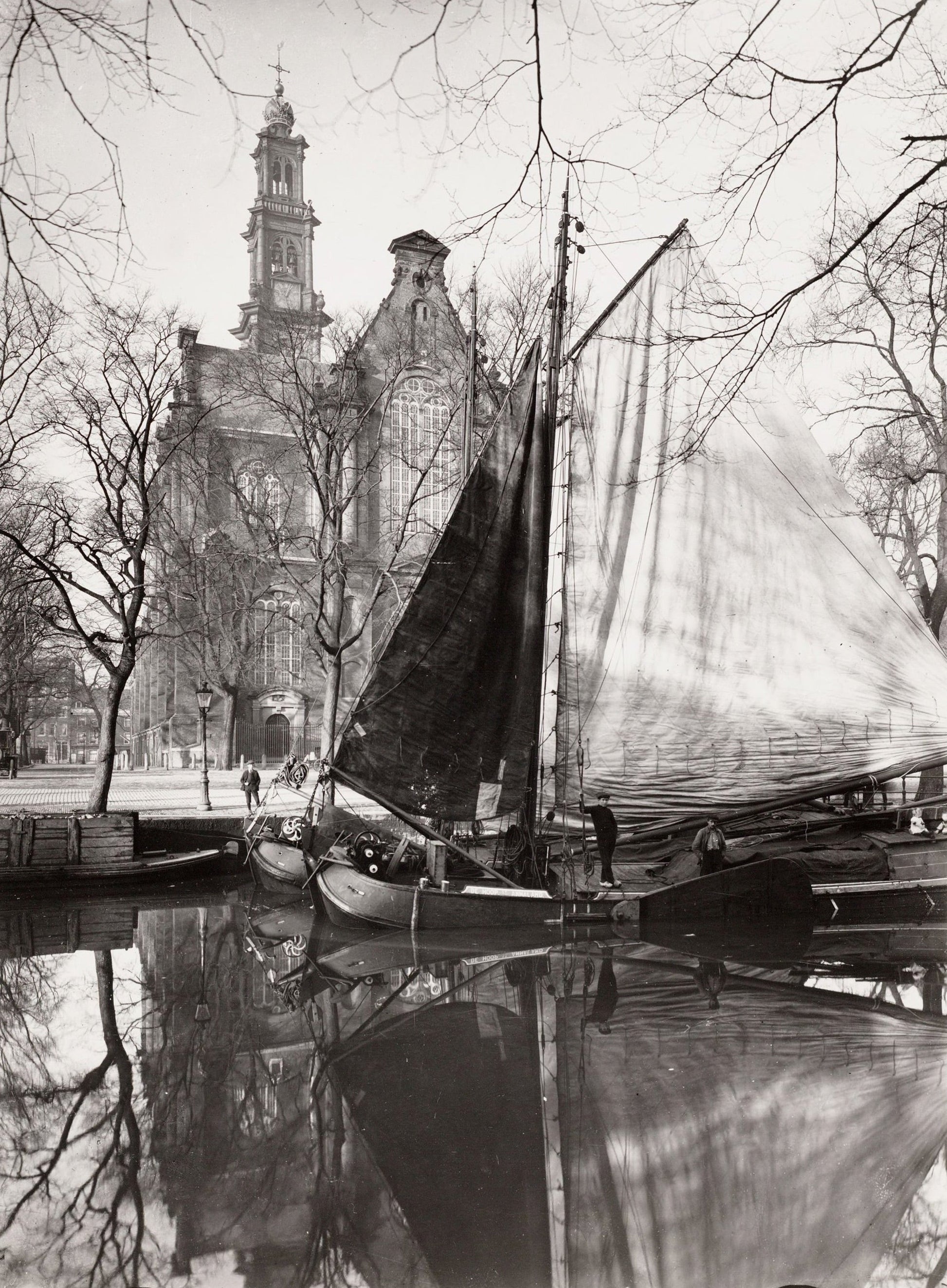 Zwart-witfoto uit omstreeks 1920 van de Westerkerk aan de Prinsengracht in Amsterdam met binnenvaartschepen.