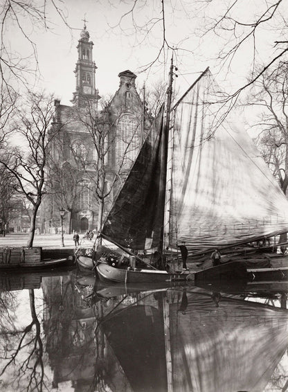 Zwart-witfoto uit omstreeks 1920 van de Westerkerk aan de Prinsengracht in Amsterdam met binnenvaartschepen.