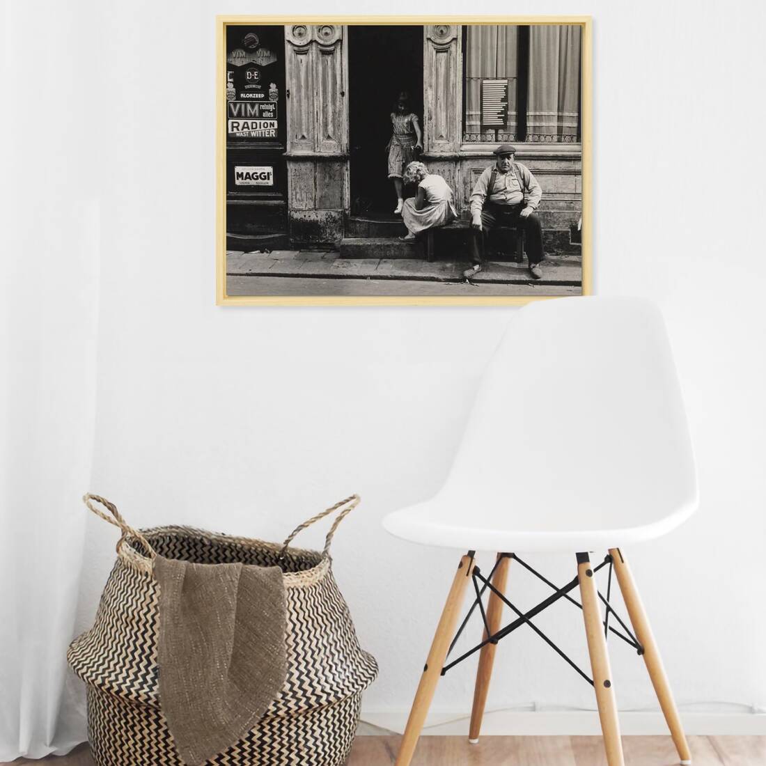 Zwart-witfoto uit omstreeks 1956 van twee meisjes en een man voor hun woonhuis in de Anjelierstraat in de Jordaan in Amsterdam. – canvas naturel baklijst in keuken