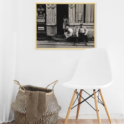 Zwart-witfoto uit omstreeks 1956 van twee meisjes en een man voor hun woonhuis in de Anjelierstraat in de Jordaan in Amsterdam. – canvas naturel baklijst in keuken