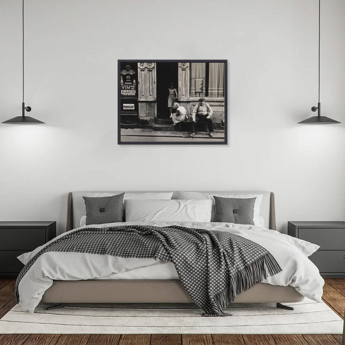 Zwart-witfoto uit omstreeks 1956 van twee meisjes en een man voor hun woonhuis in de Anjelierstraat in de Jordaan in Amsterdam. – canvas zwarte baklijst in slaapkamer