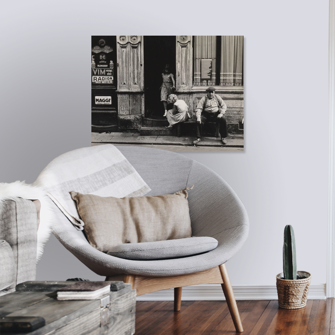 Zwart-witfoto uit omstreeks 1956 van twee meisjes en een man voor hun woonhuis in de Anjelierstraat in de Jordaan in Amsterdam. – canvas zonder lijst in leeshoek