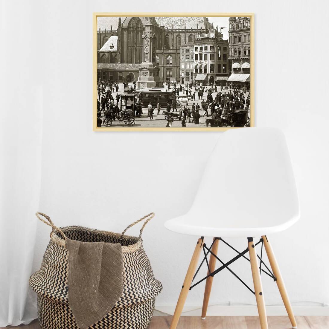 Zwart-witfoto uit 1895 van het Damplein in Amsterdam vol met mensen. – canvas naturel baklijst in keuken