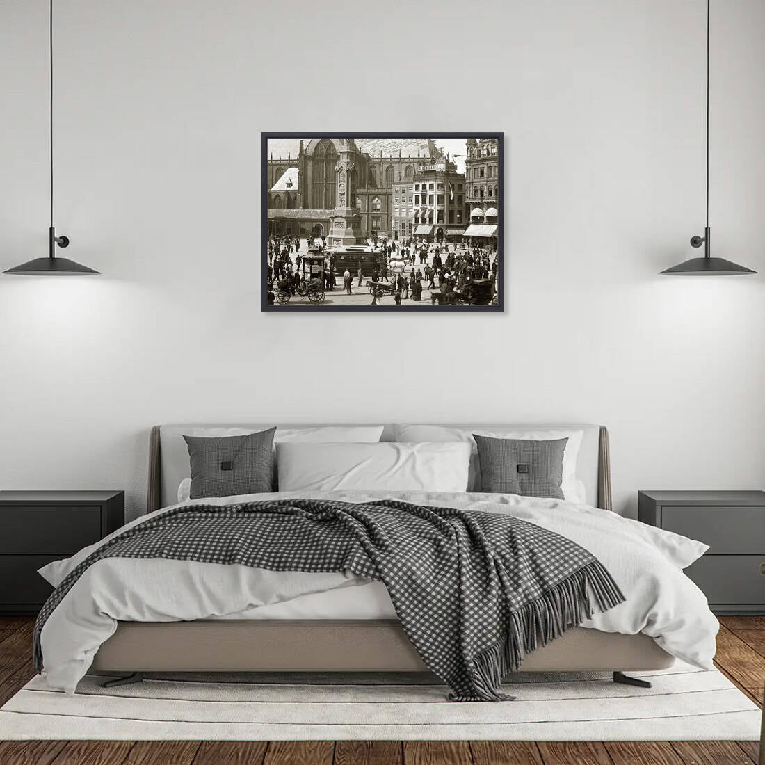 Zwart-witfoto uit 1895 van het Damplein in Amsterdam vol met mensen. – canvas zwarte baklijst in slaapkamer
