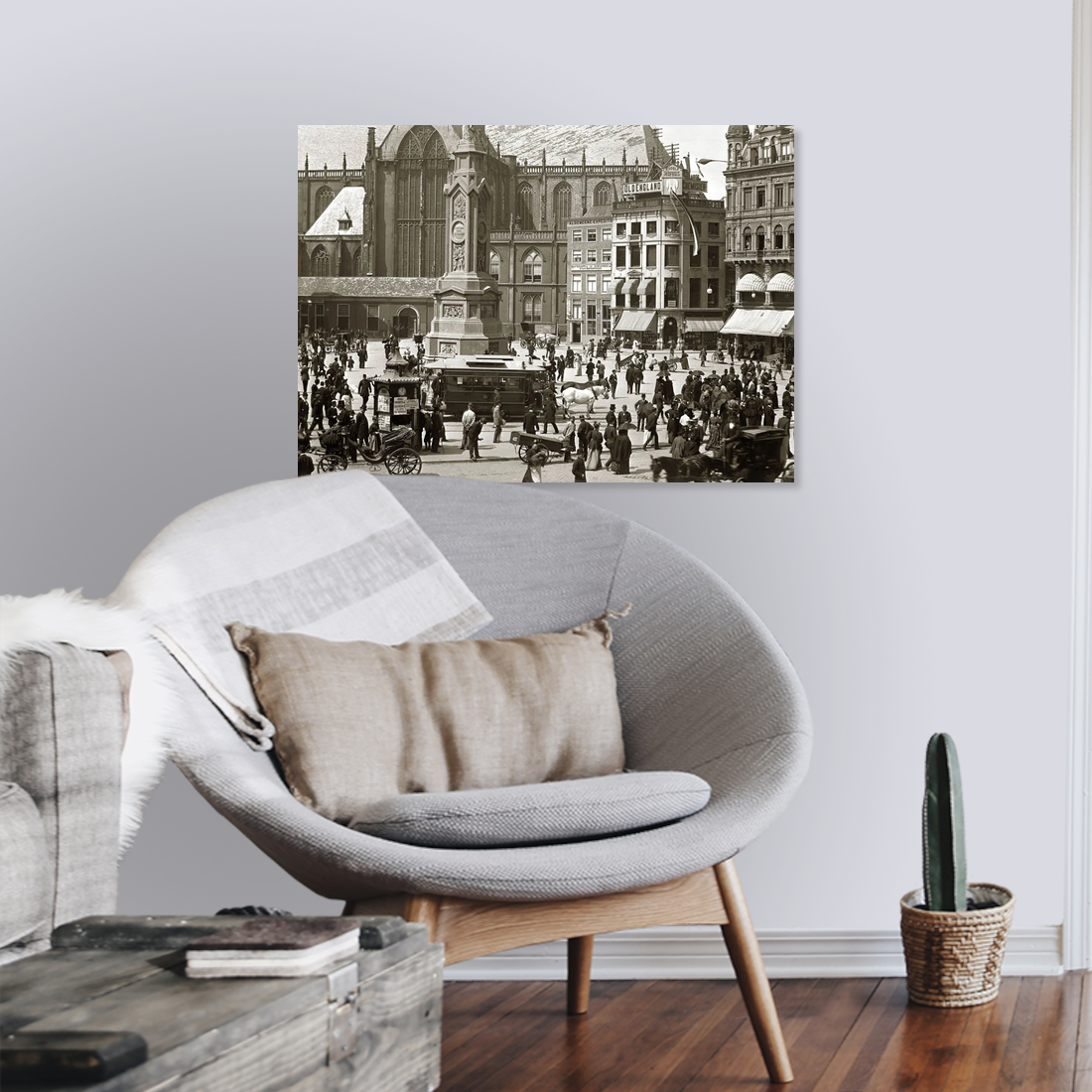 Zwart-witfoto uit 1895 van het Damplein in Amsterdam vol met mensen. – canvas zonder lijst in leeshoek