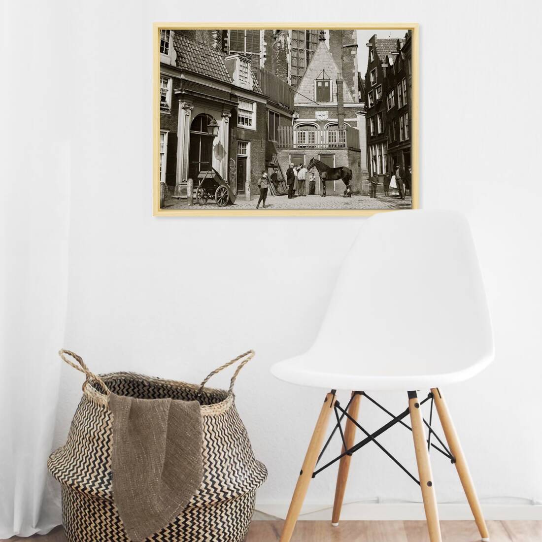 Zwart-witfoto uit 1894 van het portaal van de Oude Kerk op het Oudekerksplein in Amsterdam. – canvas naturel baklijst in keuken