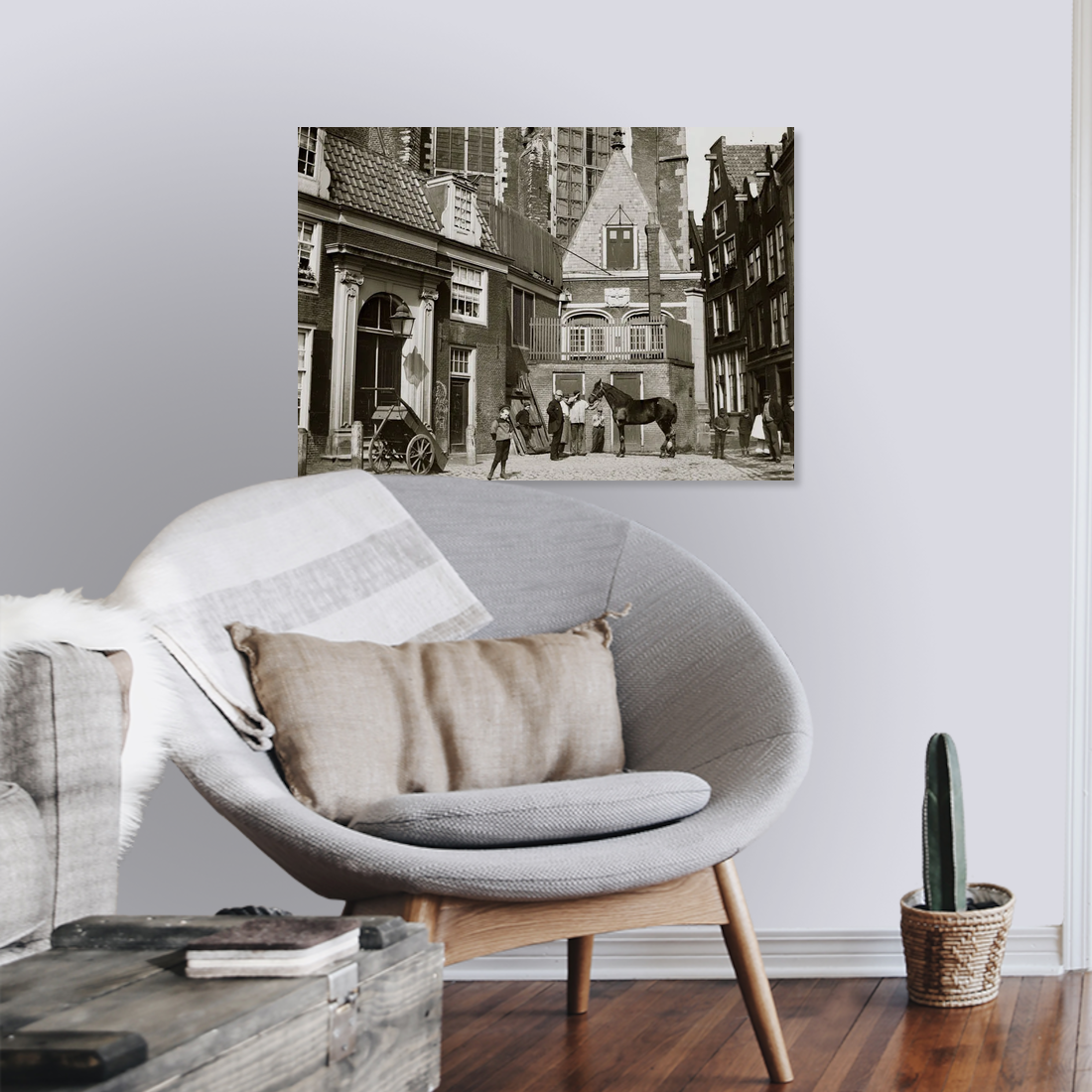 Zwart-witfoto uit 1894 van het portaal van de Oude Kerk op het Oudekerksplein in Amsterdam. – canvas zonder lijst in leeshoek