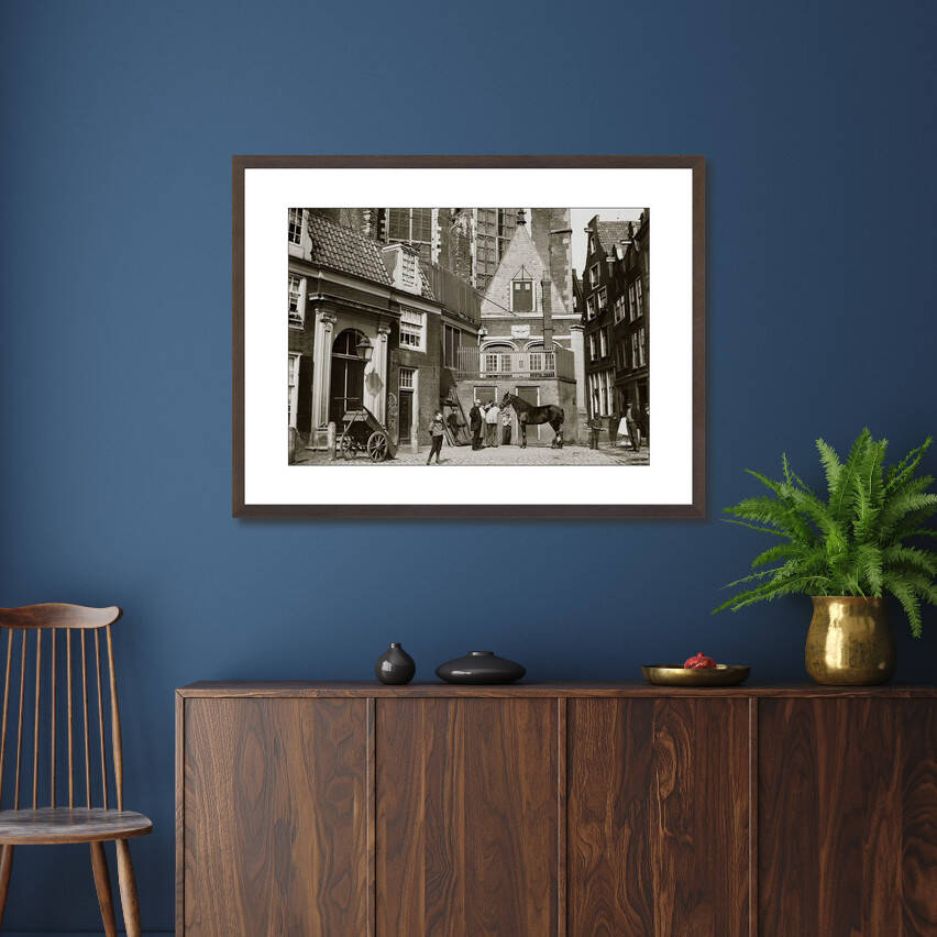 Zwart-witfoto uit 1894 van het portaal van de Oude Kerk op het Oudekerksplein in Amsterdam. – donkerbruine wissellijst in woonkamer