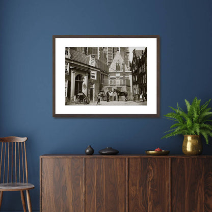 Zwart-witfoto uit 1894 van het portaal van de Oude Kerk op het Oudekerksplein in Amsterdam. – donkerbruine wissellijst in woonkamer