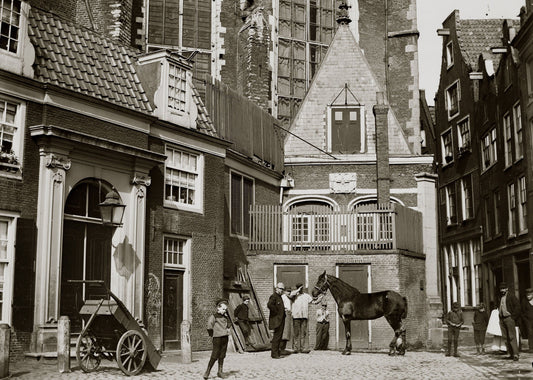 Zwart-witfoto uit 1894 van het portaal van de Oude Kerk op het Oudekerksplein in Amsterdam.