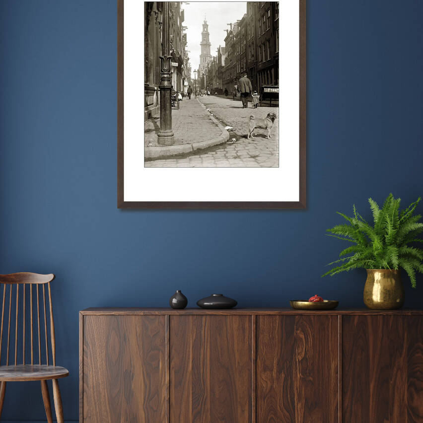 Zwart-witfoto uit 1902 van de Bloemstraat in de Jordaan in Amsterdam. – donkerbruine wissellijst in woonkamer