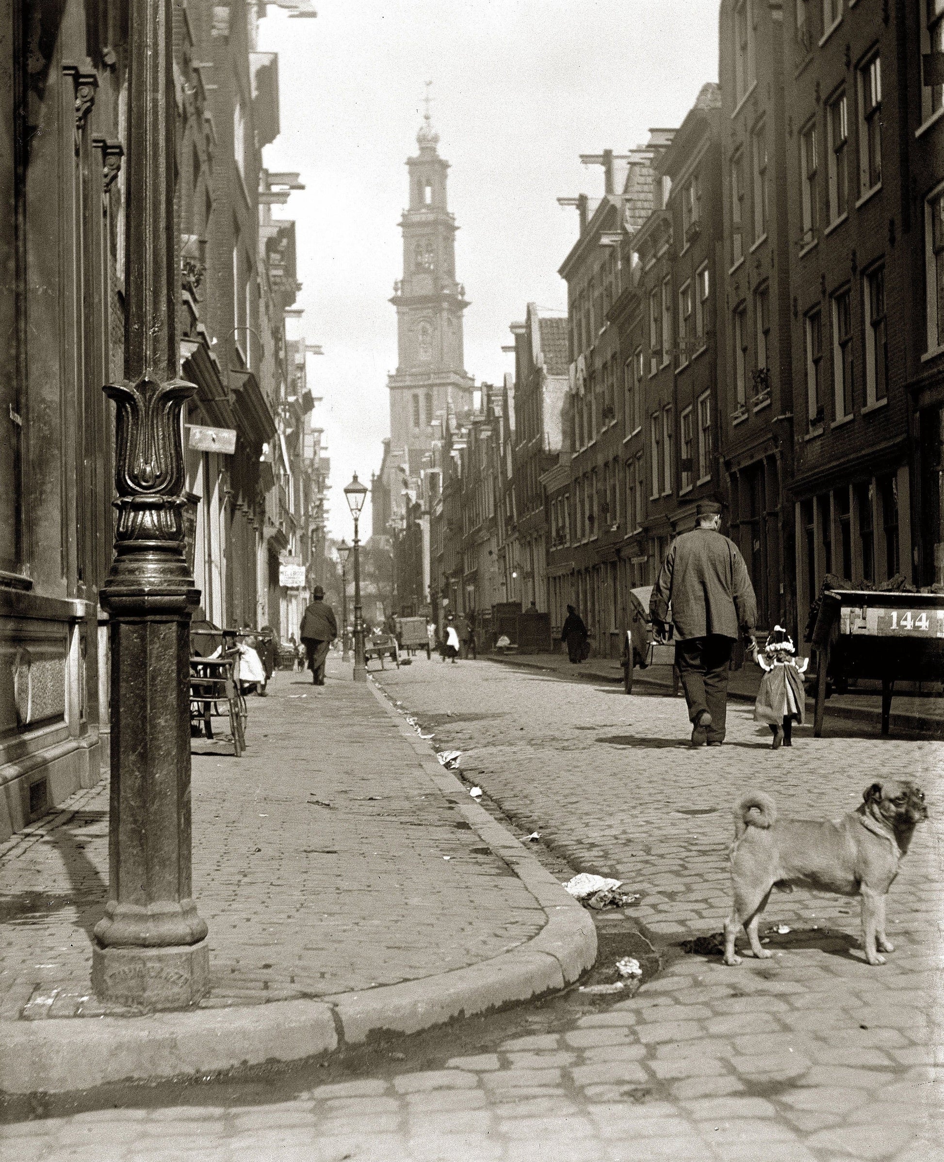 Zwart-witfoto uit 1902 van de Bloemstraat in de Jordaan in Amsterdam.