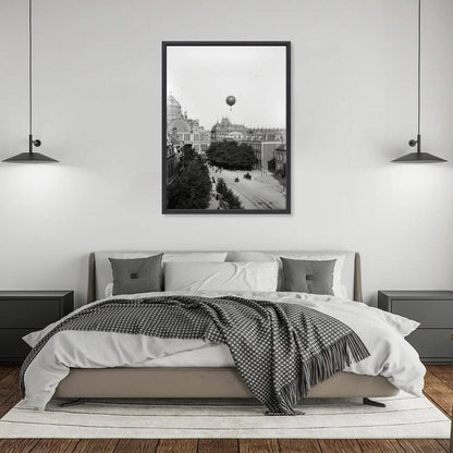 Zwart-witfoto uit 1893 van de Weteringschans in Amsterdam, gezien vanaf de Regulierssluis. – canvas zwarte baklijst in slaapkamer