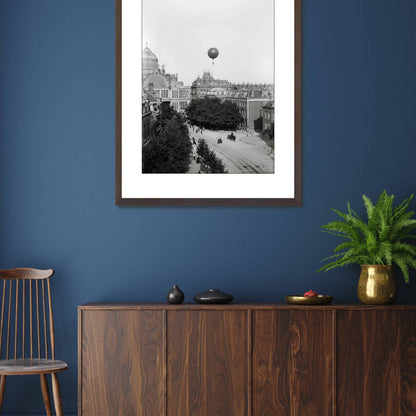 Zwart-witfoto uit 1893 van de Weteringschans in Amsterdam, gezien vanaf de Regulierssluis. – donkerbruine wissellijst in woonkamer