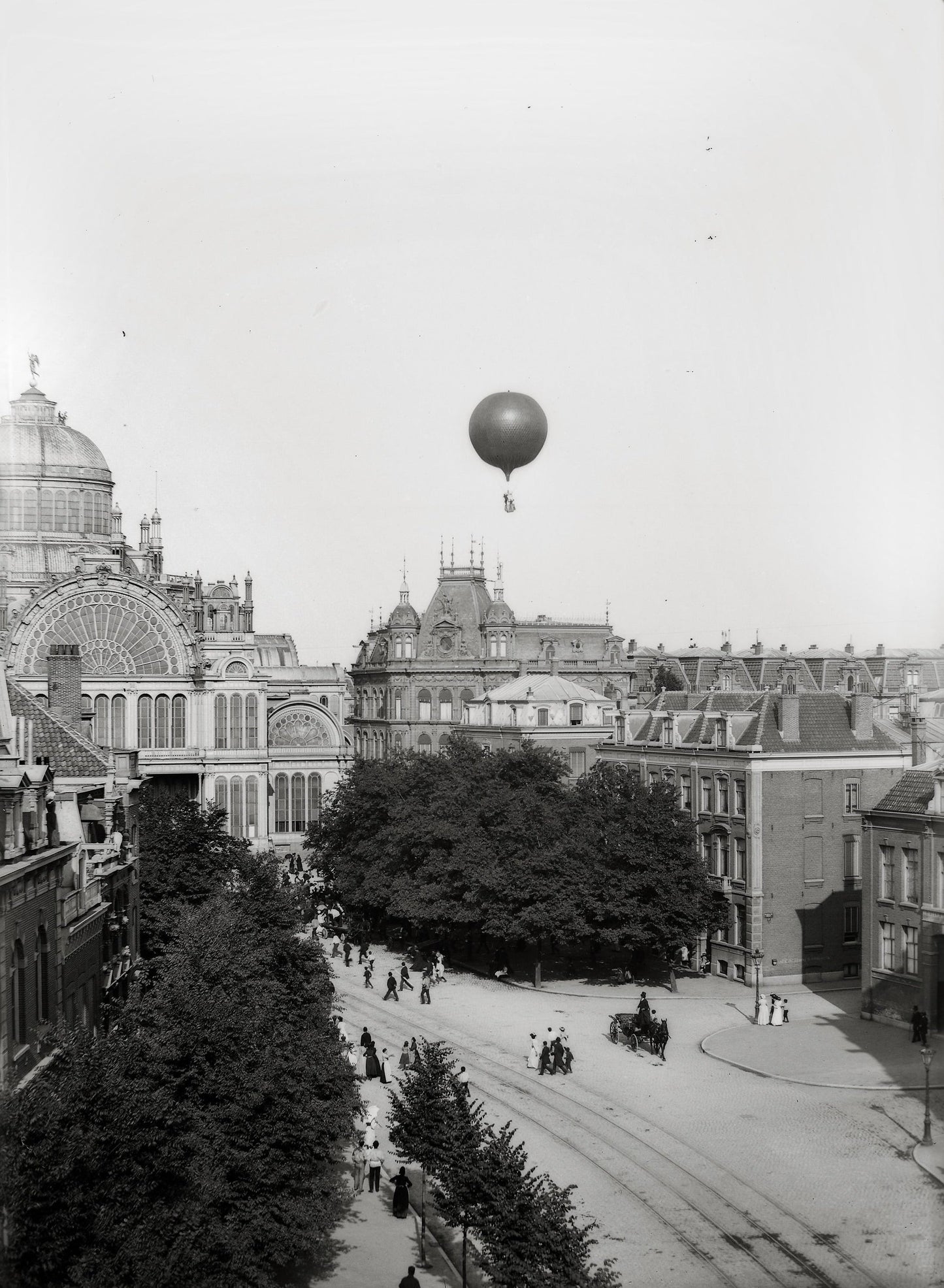Zwart-witfoto uit 1893 van de Weteringschans in Amsterdam, gezien vanaf de Regulierssluis.