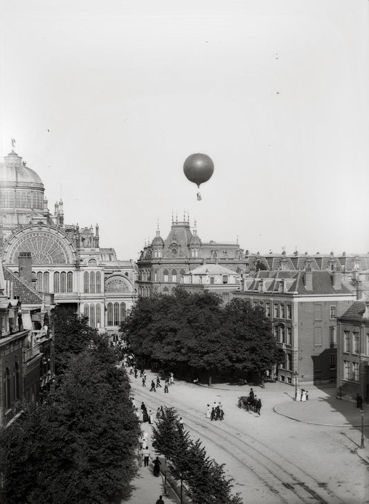 Zwart-witfoto uit 1893 van de Weteringschans in Amsterdam, gezien vanaf de Regulierssluis.