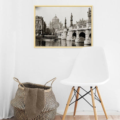Zwart-witfoto uit 1894 van de Hogesluis over de Amstel in Amsterdam. – canvas naturel baklijst in keuken