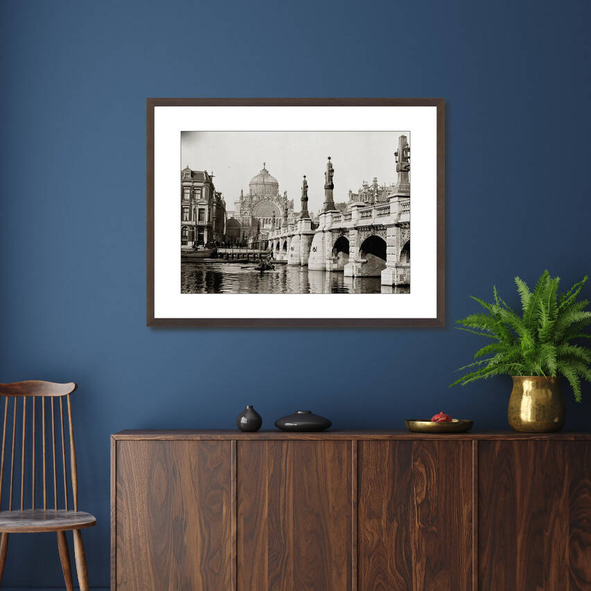 Zwart-witfoto uit 1894 van de Hogesluis over de Amstel in Amsterdam. – donkerbruine wissellijst in woonkamer