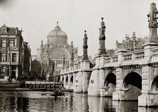Zwart-witfoto uit 1894 van de Hogesluis over de Amstel in Amsterdam.