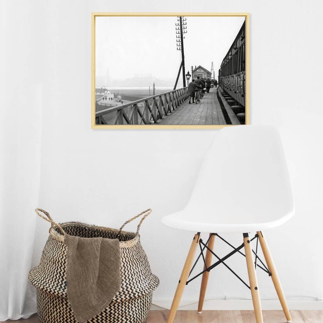 Zwart-witfoto uit 1933 van een druk perron van het station van Lent bij Nijmegen. – canvas naturel baklijst in keuken